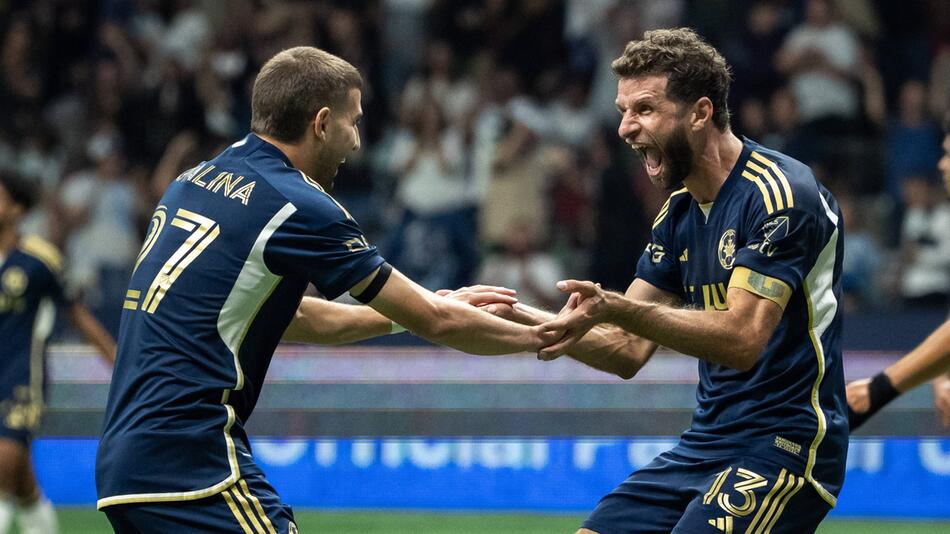 Thomas Müller (rechts) feiert mit Teamkollege Giuseppe Bovalina.