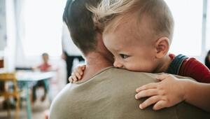 Vater von hinten mit Kleinkind auf dem Arm