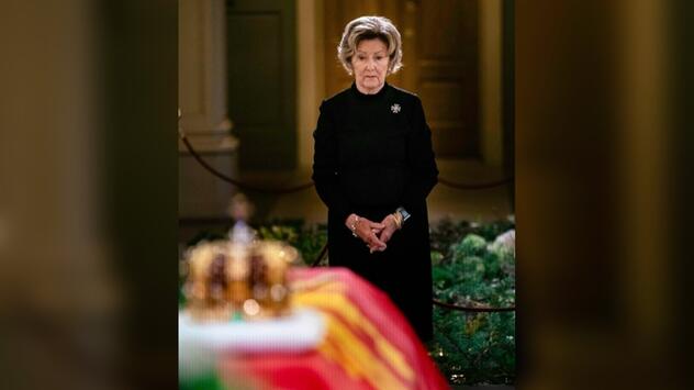 Königin Sonja vor dem Sarg von König Harald.