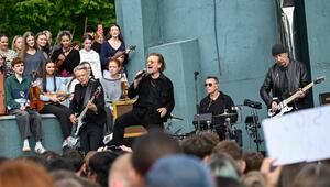 U2 bei dem Konzert an ihrer alten Schule in Dublin.