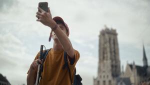 Ein Mann mit Sehbehinderung macht ein Selfie