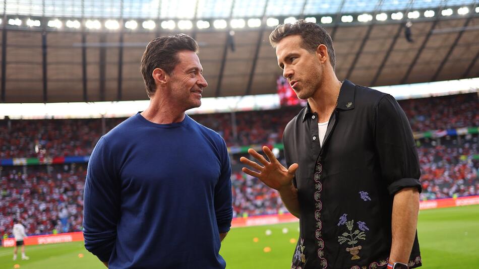 Hugh Jackman (l.) und Ryan Reynolds vor dem EM-Spiel der Niederlande gegen die Türkei.