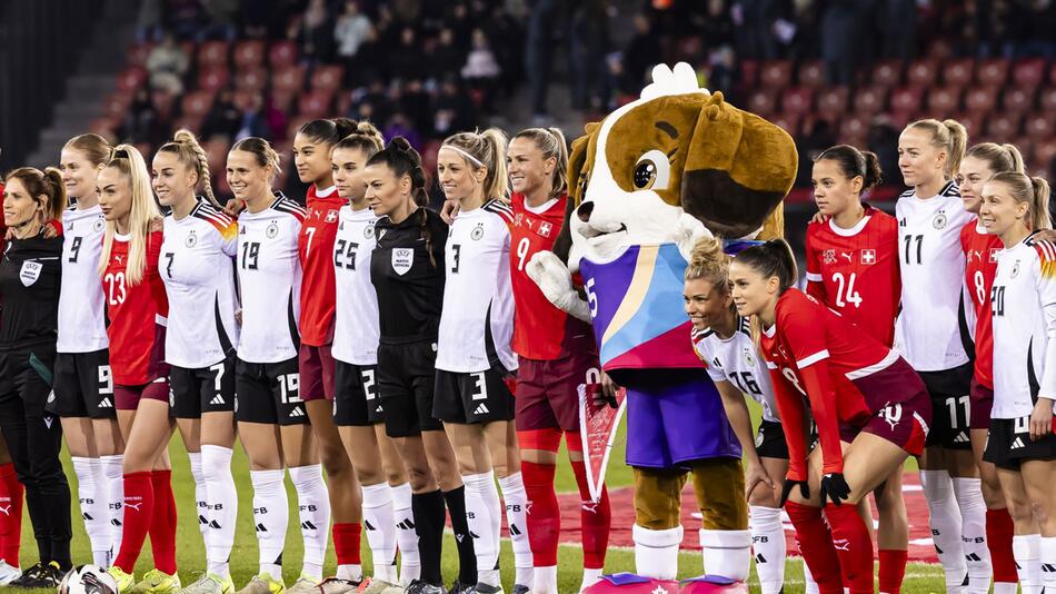 Fußball-Nationalspielerinnen mit EM-Maskottchen