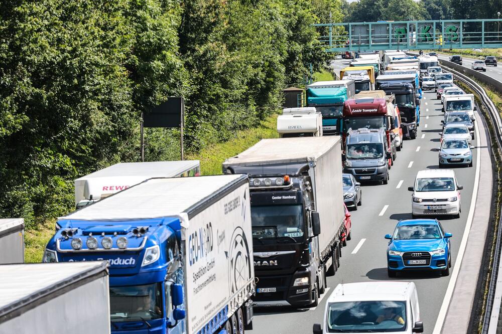 Starker Verkehr auf der Autobahn A44