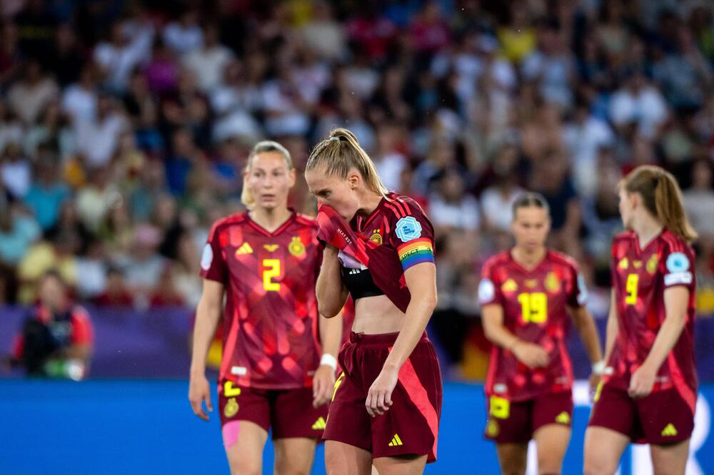 Sarai Linder (L) und Janina Minge (M) sind nach dem Schweden-Spiel völlig bedient.