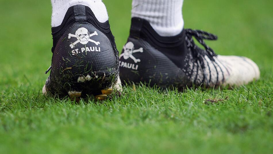 Die Fußballschuhe eines Spielers des FC St. Pauli in der Partie gegen den 1. FC Magdeburg