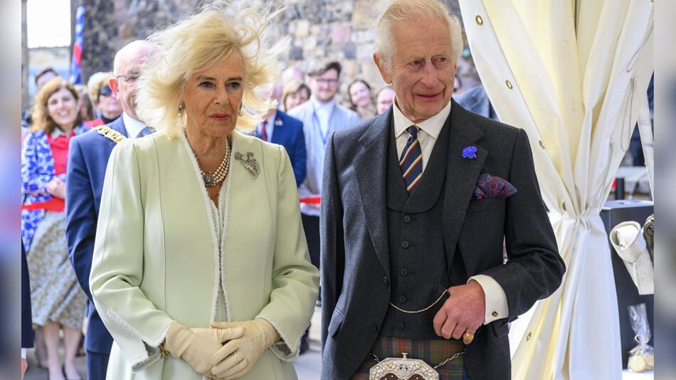 Vom Winde verweht: Königin Camilla und König Charles III. im Edinburgh Castle.