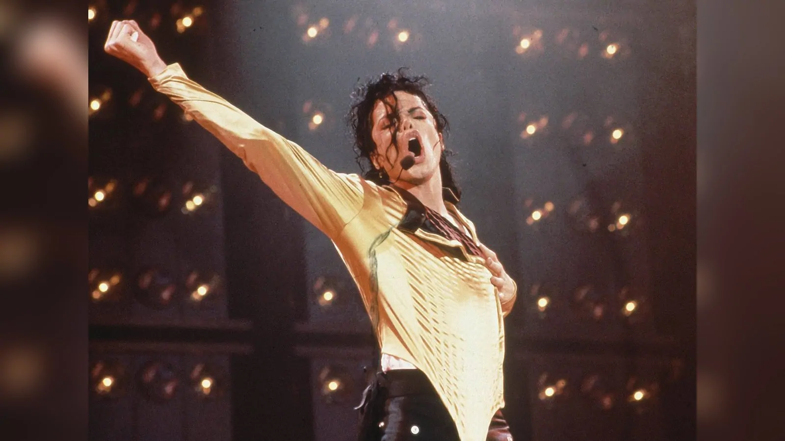 michael-jackson-waehrend-live-auftrittes-jahr-1990.webp