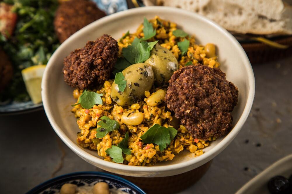 Bulgur-Salat mit weißen Bohnen und Köfte