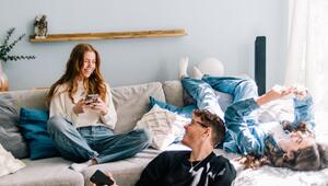 Jugendliche auf einer Couch