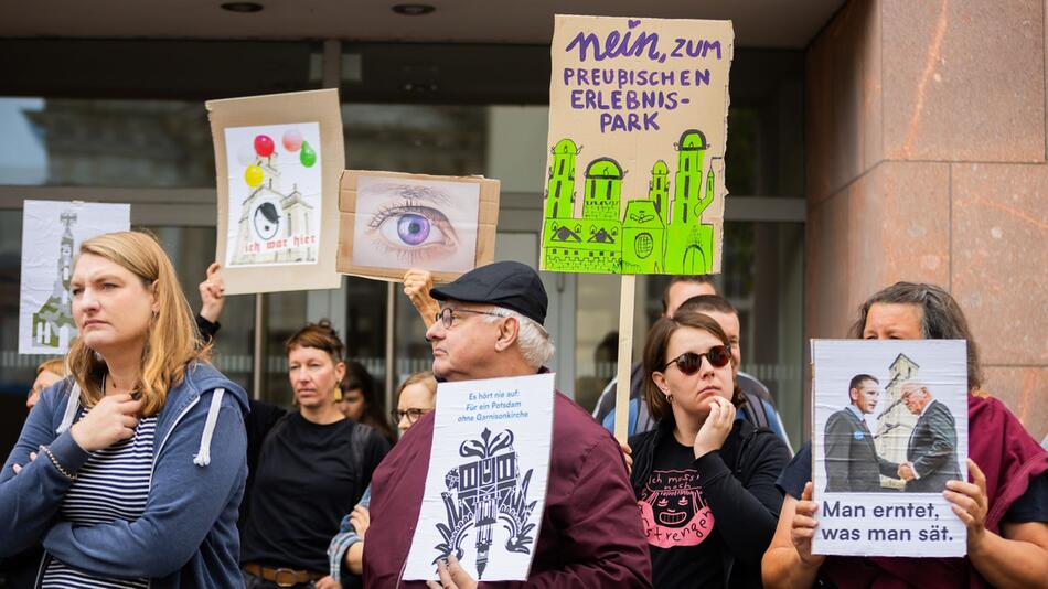 Eröffnung Turm der Garnisonkirche Potsdam - Protest