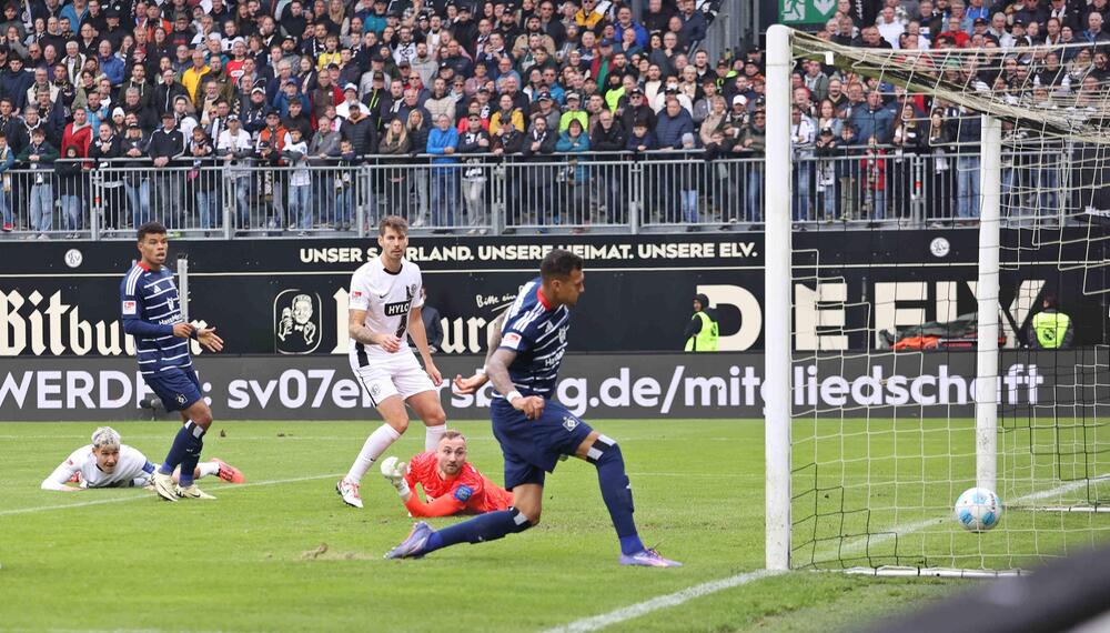 Davie Selke netzt zum 1:0 für den HSV ein