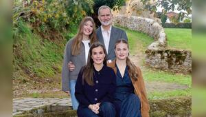 Herbstlich, leger, elegant: Die spanische Königsfamilie posiert für ihre Weihnachtskarte.