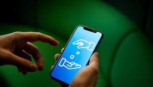 Ein Mann tätigt eine Zahlung mit dem Smartphone