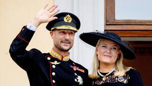 König Haakon VIII. und Mette-Marit nach der Trauerfeier für König Harald.