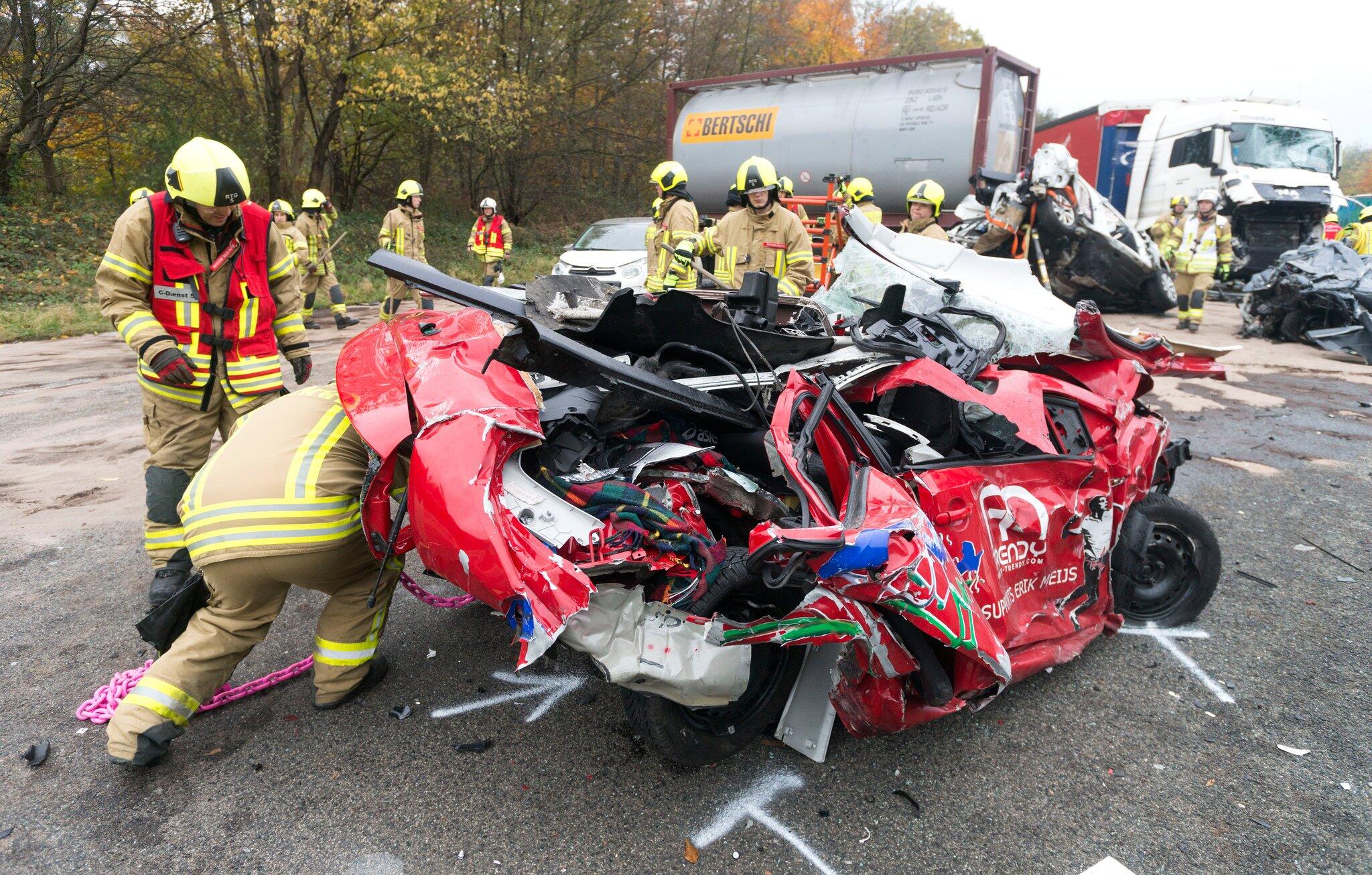 Bei einem schweren Unfall auf der A3 kam unter anderem Badminton-Spieler Er...