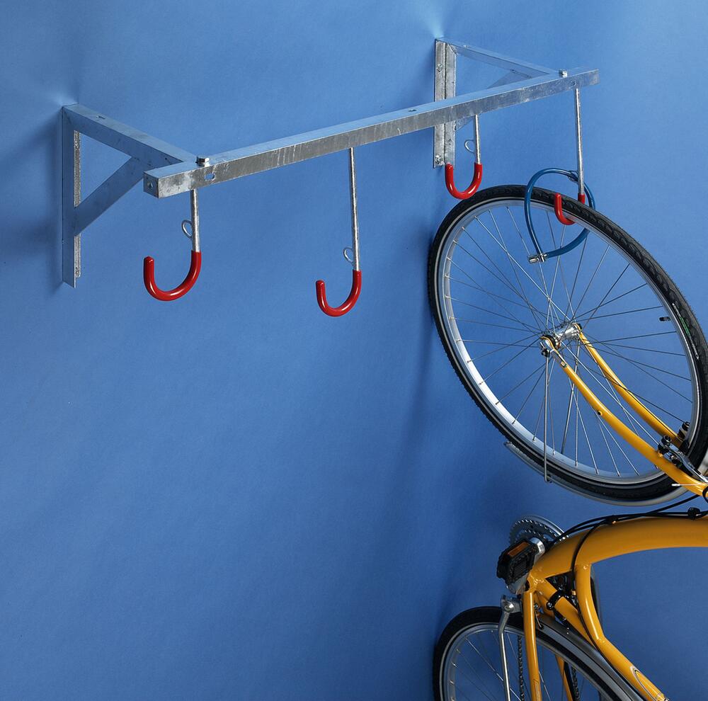 Fahrrad hängt senkrecht an der Felge an einer Wand am Haken