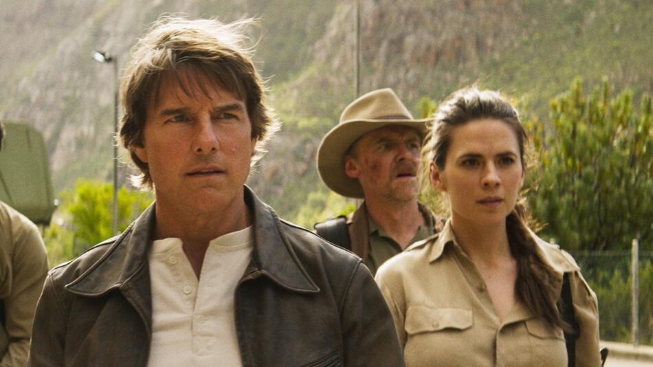 Tom Cruise (l.) in "Mission: Impossible - The Final Reckoning".