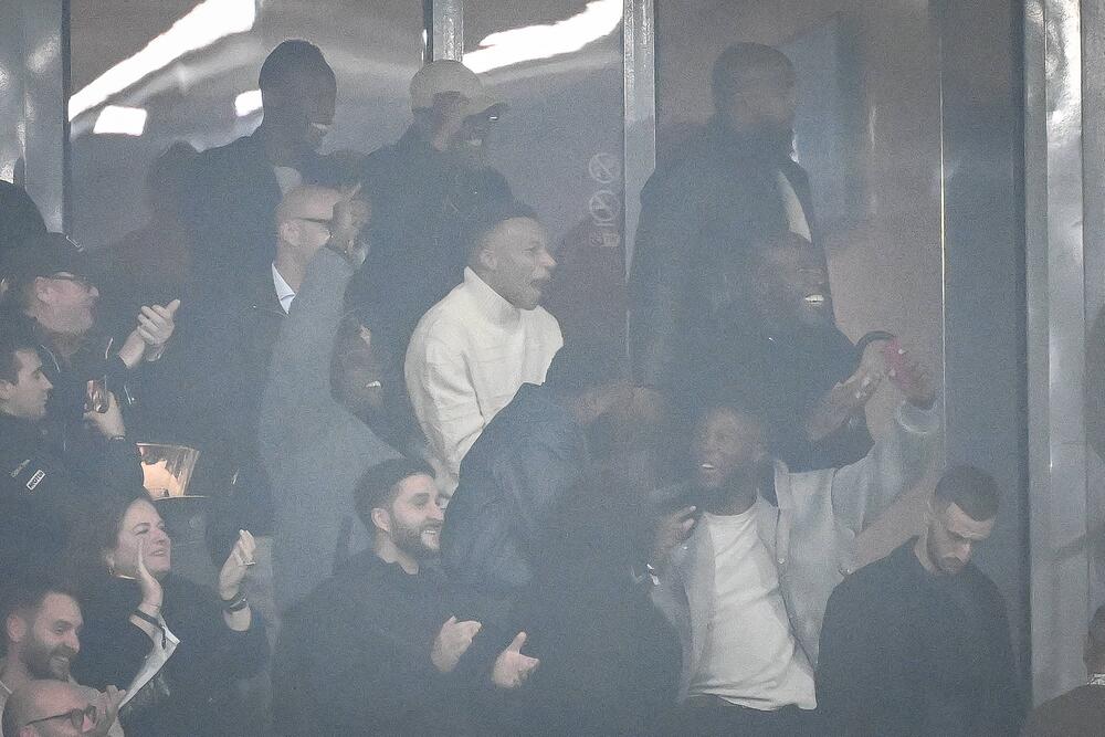 Kylian Mbappé jubelt auf der Tribüne mit.