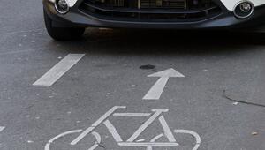 Auto parkt auf einem Radweg