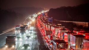 Fahrzeuge stehen auf der A3 bei Medenbach im Stau.