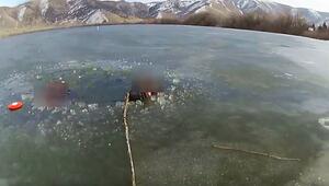 Bodycam: Polizisten retten eingebrochene Eisangler aus See