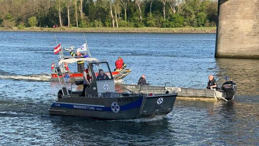 Polizei und Wasserrettung suchen nach einem Pkw in der Donau.