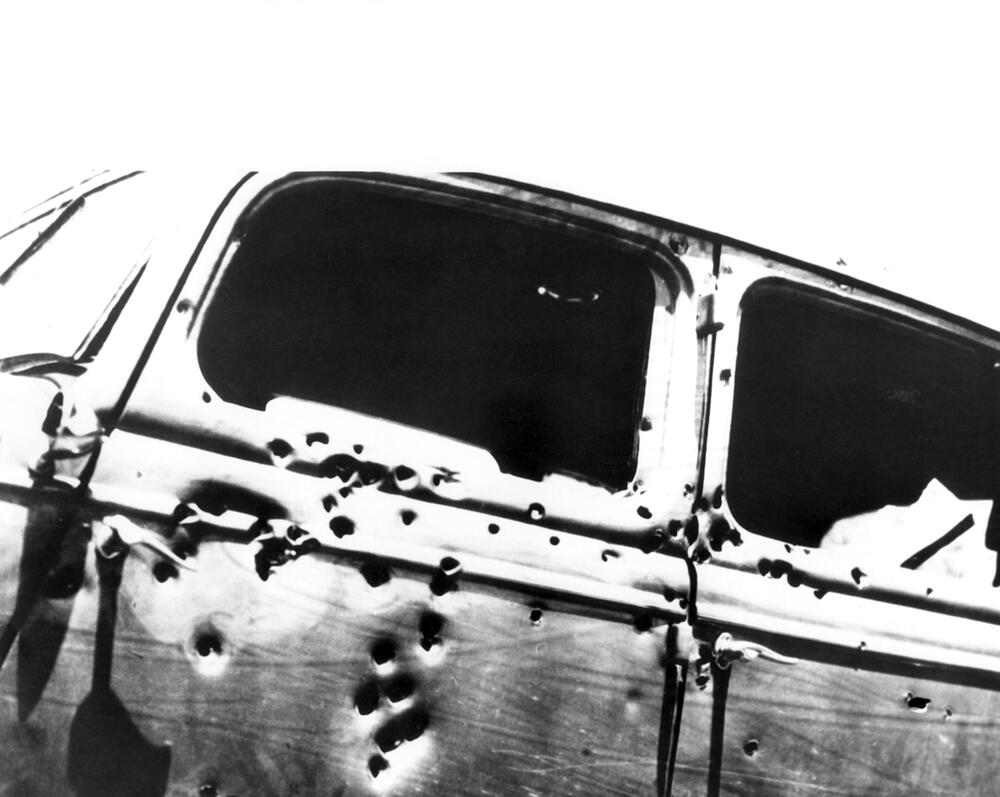 Bonnie und Clyde - Zerschossenes Auto