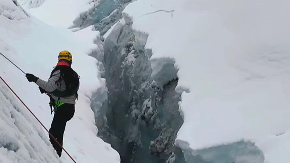 Eisbrocken brechen ab – Bergsteiger bringen sich auf Gletscher in Sicherheit