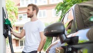 Ein Mann betankt sein Auto