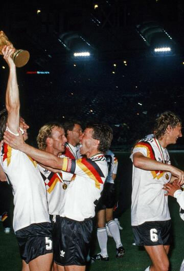 Klaus Augenthaler stemmt den WM-Pokal nach dem Endspielsieg 1990 in die Höhe