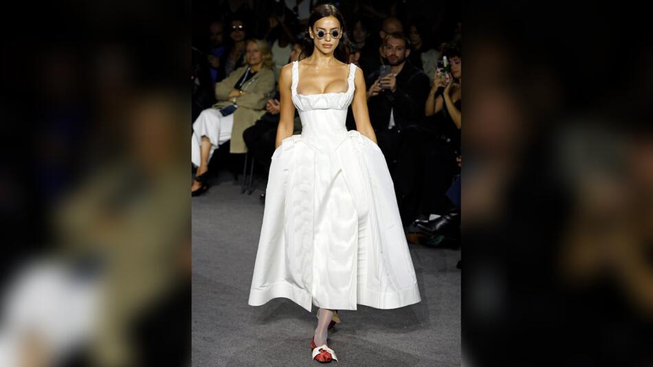 Irina Shayk in einem Milkmaid-Sundress bei der Andreas Kronthaler for Vivienne Westwood Fashion ...