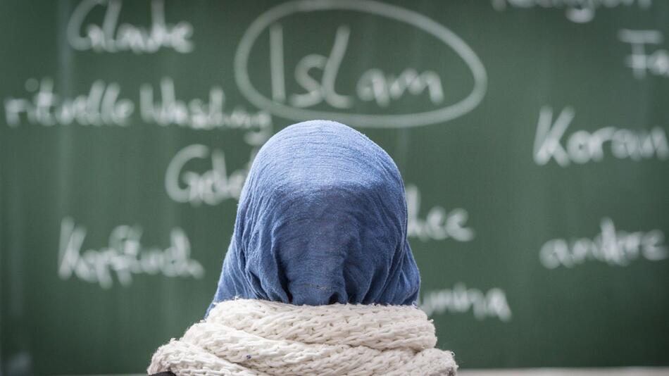 Immer mehr Muslimas tragen an den Schulen Kopftuch