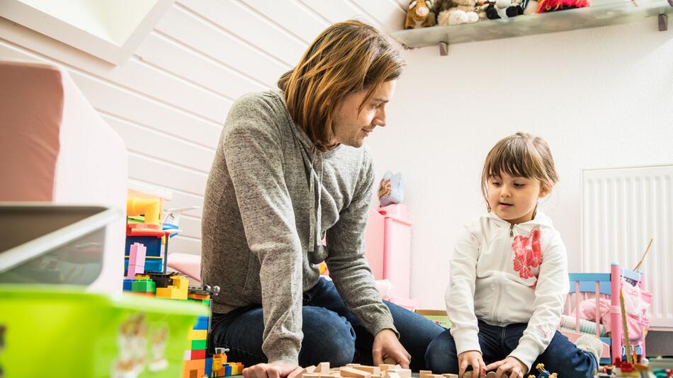 Vater spielt mit seiner Tochter