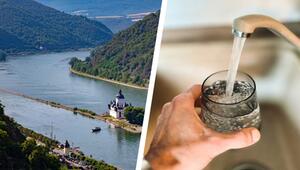 Links ein Fluss, der von bewaldeten Hügeln umgeben ist, mit einem Schloss am Ufer und einem ...