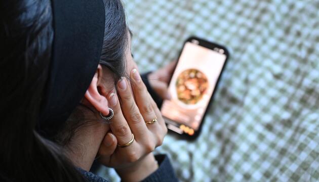 Jugendliche mit Smartphone