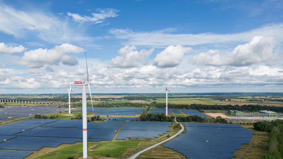 Solarpark und Windkraftanlagen