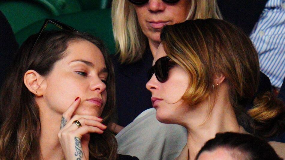 Cara Delevingne (r.) mit ihrer Freundin Minke im vergangenen Jahr beim Tennis-Turnier in Wimbledon.