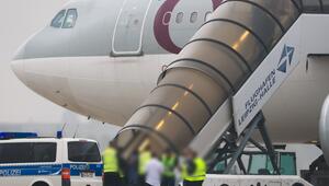 Ein Abschiebeflugzeug auf dem Leipziger Flughafen 