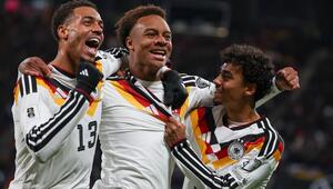 Assan Ouédraogo (M.) bejubelt sein Tor bei seinem DFB-Debüt gegen die Slowakei.