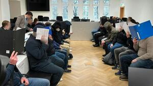 22 Männer hatten auf den beiden Anklagebänken Platz