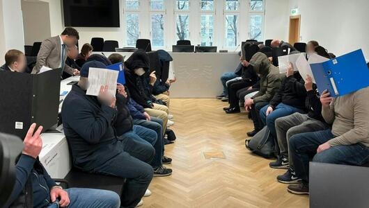 22 Männer hatten auf den beiden Anklagebänken Platz