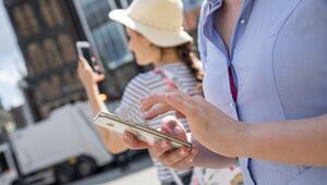 Urlauberinnen schauen auf ihre Smartphones
