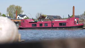 pink-farbenes Hausboot in Hamburg