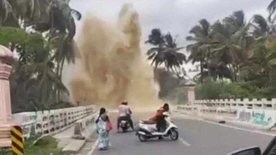 Massiver Rohrbruch – riesige Wasserfontäne legt Verkehr in Indien lahm
