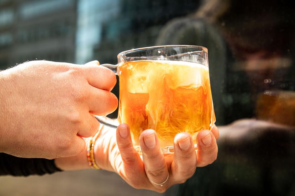 Cold Brew Kaffee mit Eiswürfeln und einem Schuss Milch