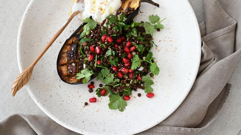 Geschmorte Auberginen mit Linsen-Kräuter-Salat