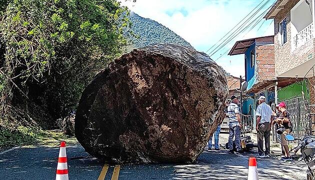 Frühes „Weihnachtswunder“: Fels trifft Motorrad – Fahrer flüchtet im letzten Moment