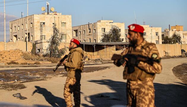 Militärangehörige in der Nähe des syrischen Gefängnisses Al-Aqtan. 