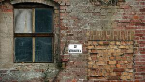 Ein Schild mit dem Schriftzug "Zu verkaufen" an einem Haus